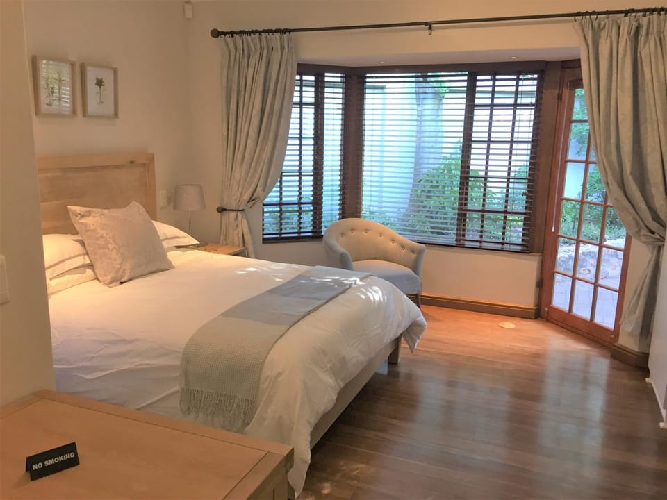 Photo of the whole room, Garden view