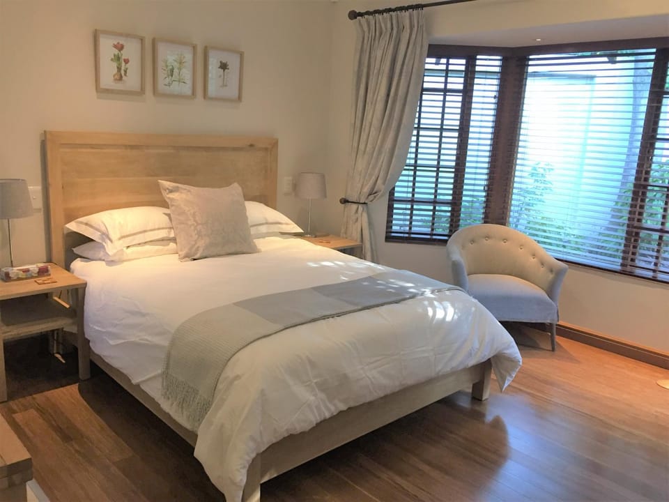 Bed, Photo of the whole room, Garden view