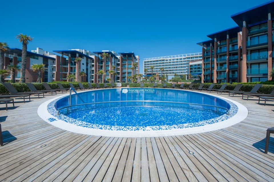 Property building, Summer, Swimming pool