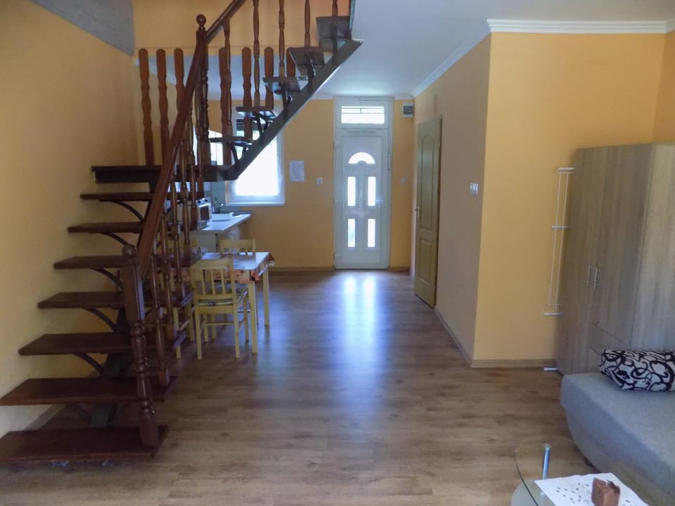 Coffee/tea facilities, Kitchen or kitchenette, Living room, Dining area