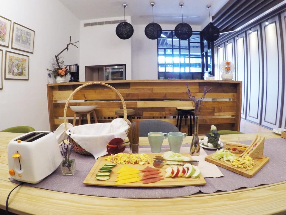 Restaurant/places to eat, Kitchen or kitchenette, Living room, Dining area, Buffet breakfast, American breakfast
