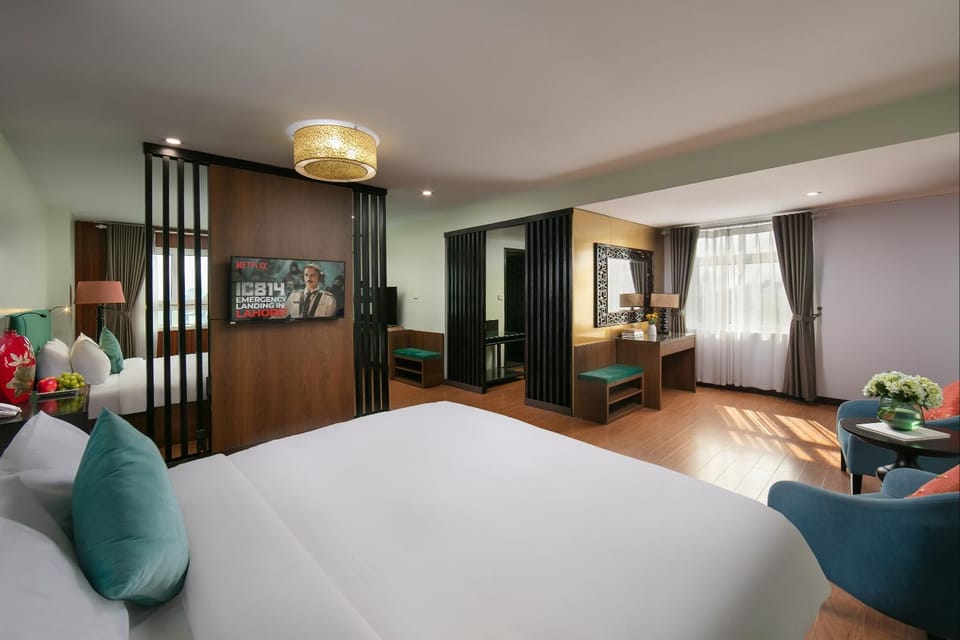 TV and multimedia, Living room, Photo of the whole room, Seating area, Bedroom