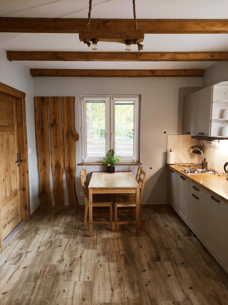 Kitchen or kitchenette, Dining area