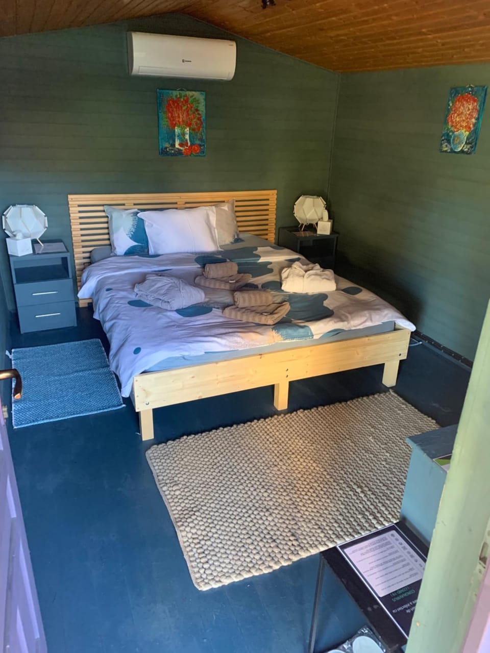 Bed, Photo of the whole room, Seating area