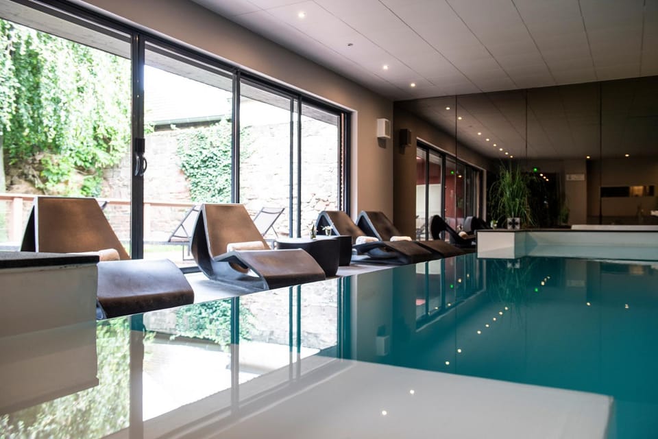 Swimming pool, sunbed