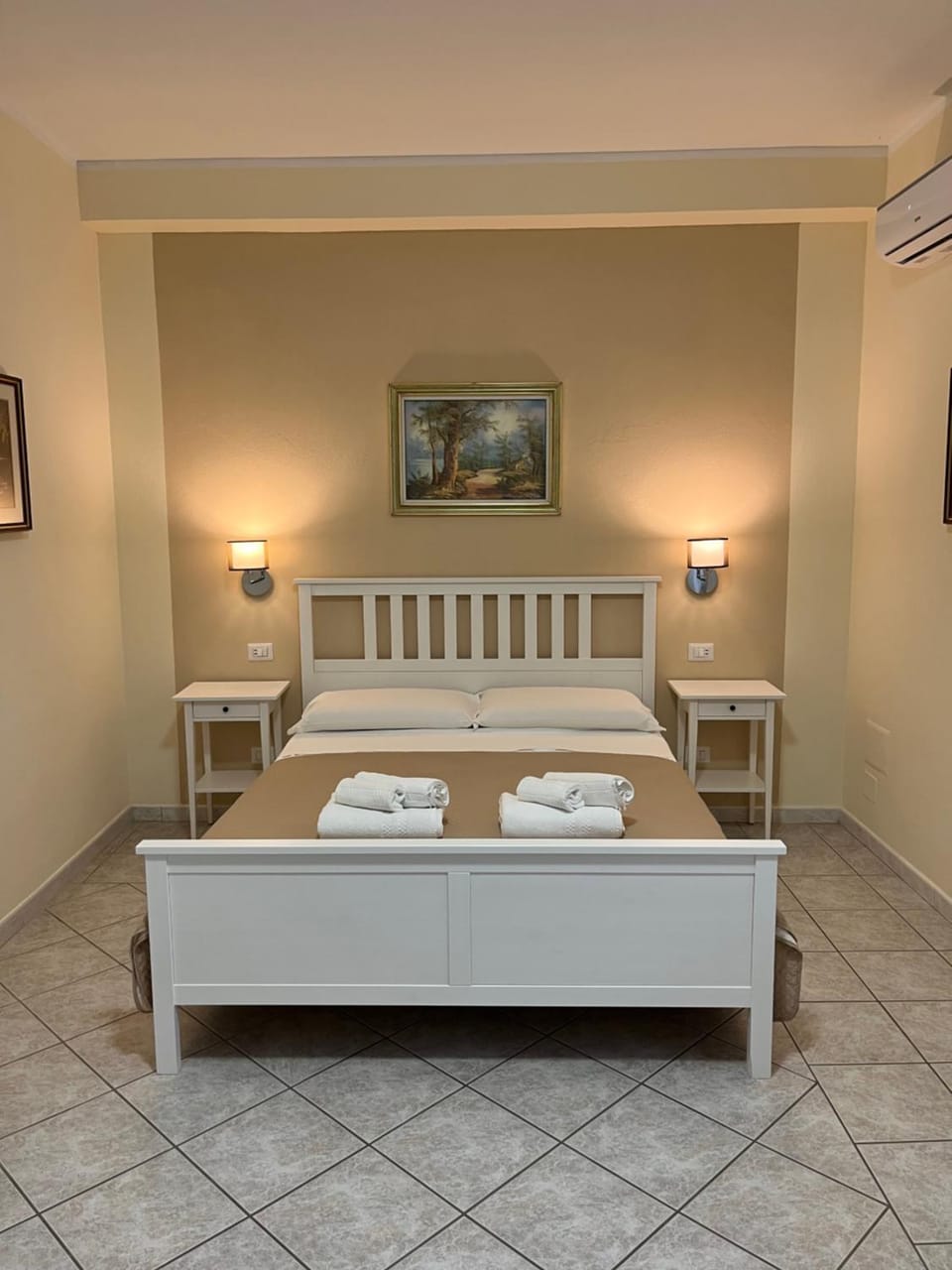Bed, Photo of the whole room, towels, air conditioner