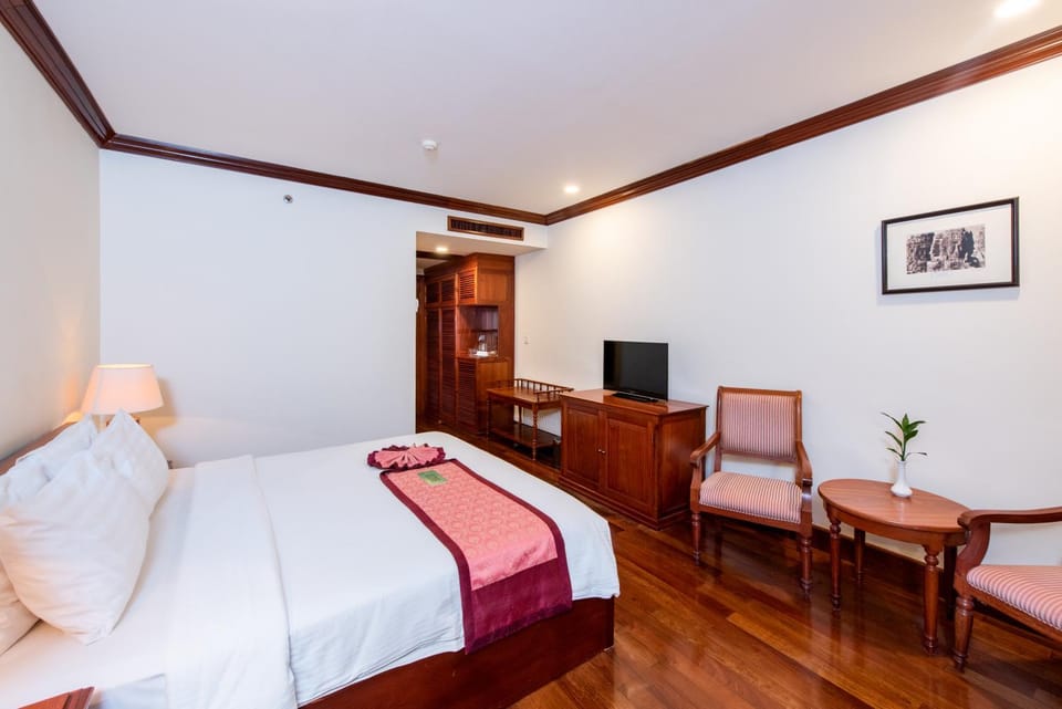 Photo of the whole room, Garden view, Street view