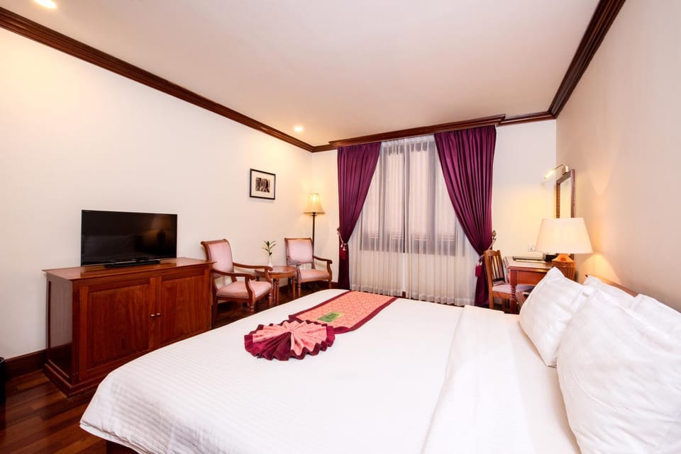 Photo of the whole room, Bedroom, City view