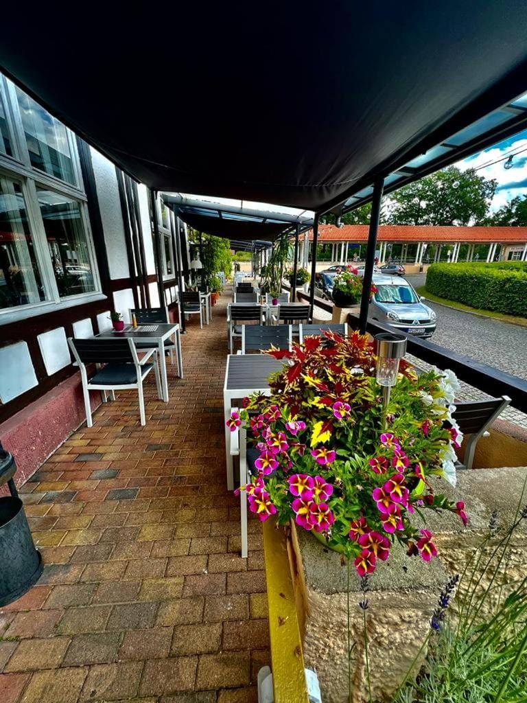 Restaurant/places to eat, Balcony/Terrace