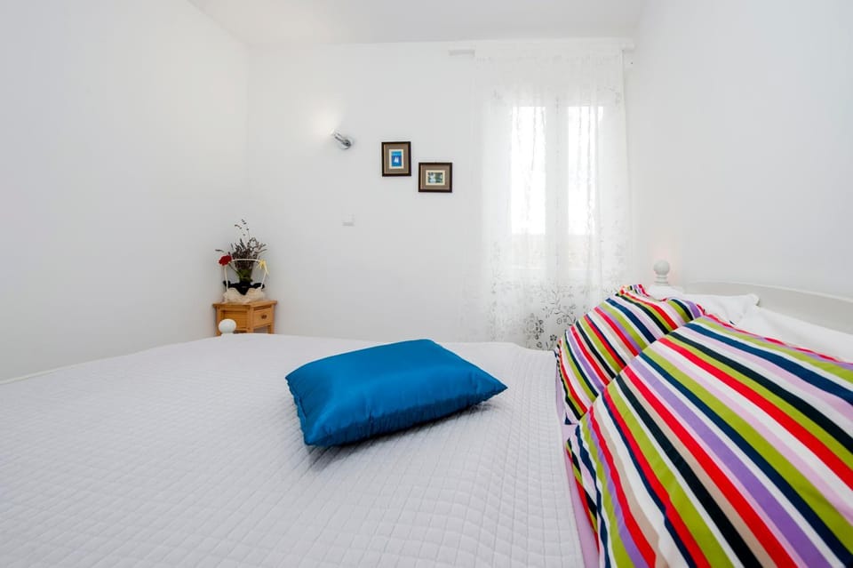 Bed, Bedroom, furniture, towels