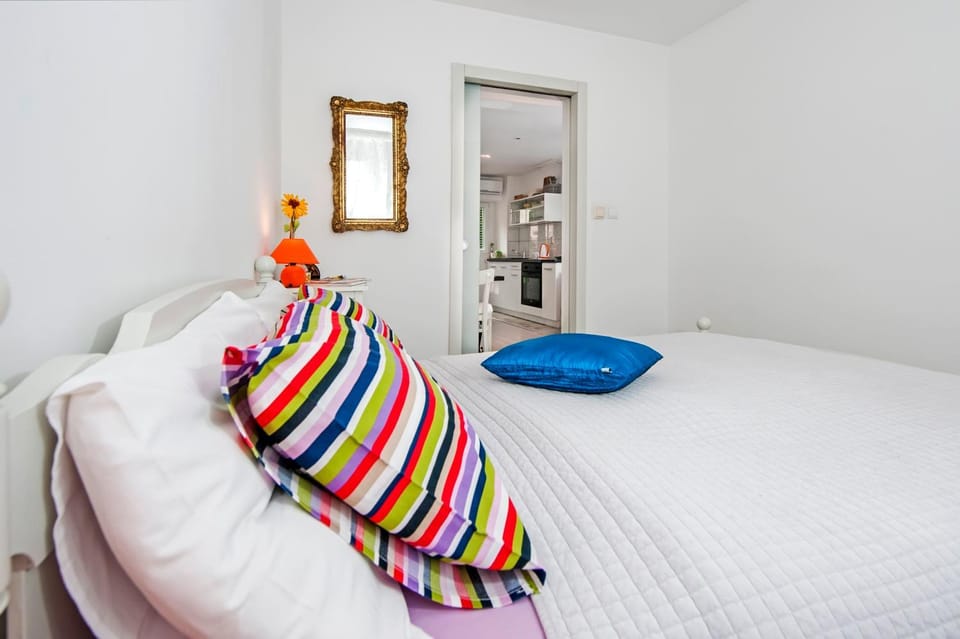 Bed, Bedroom, furniture, wardrobe, air conditioner