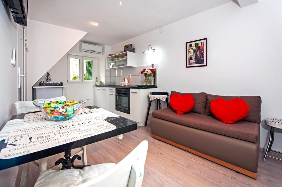 Kitchen or kitchenette, Living room, Seating area, Dining area, furniture, pet friendly, stove, air conditioner, air conditioner