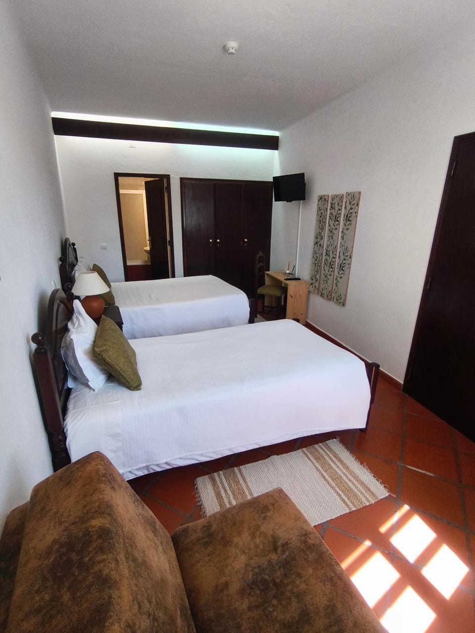 Bed, People, TV and multimedia, Photo of the whole room, Bedroom, internet, air conditioner