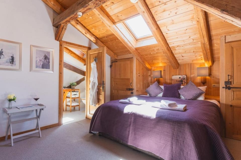 Bedroom, towels, wardrobe