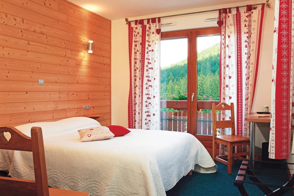 Bedroom, Mountain view