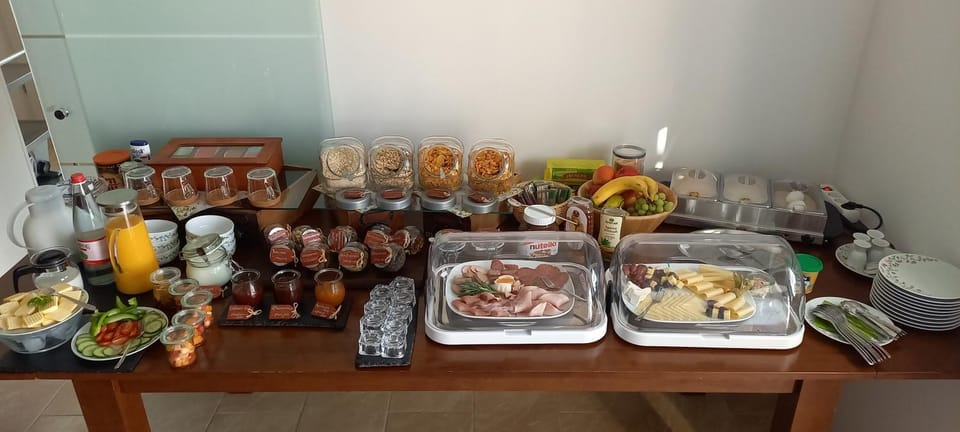 Food and drinks, Food, Breakfast, Continental breakfast, Buffet breakfast, Drinks