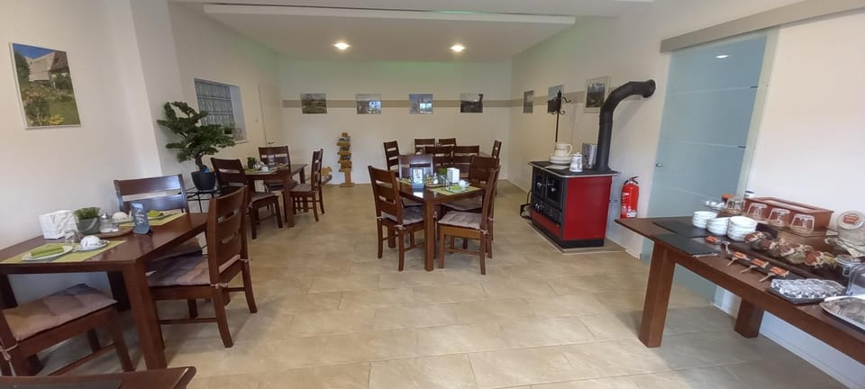 Coffee/tea facilities, Food and drinks, Seating area, Food