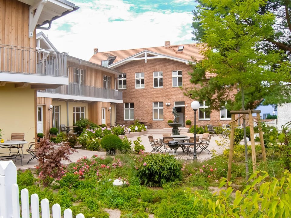 Property building, Patio, Balcony/Terrace, Seating area