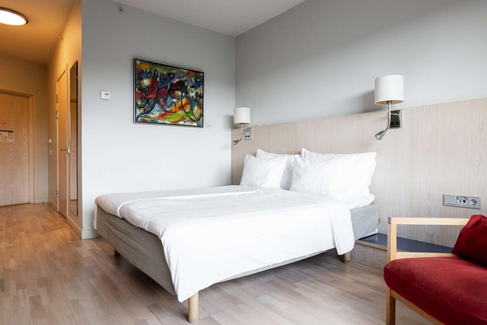 Bed, Photo of the whole room, Seating area, Bedroom