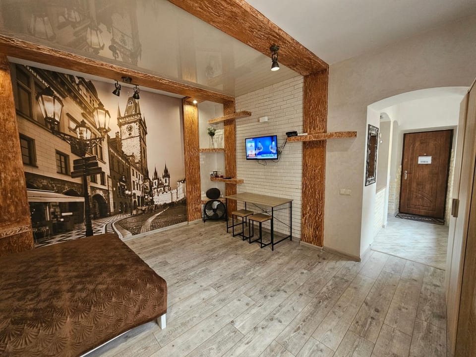 Bed, TV and multimedia, Living room, Photo of the whole room, Seating area, Bedroom
