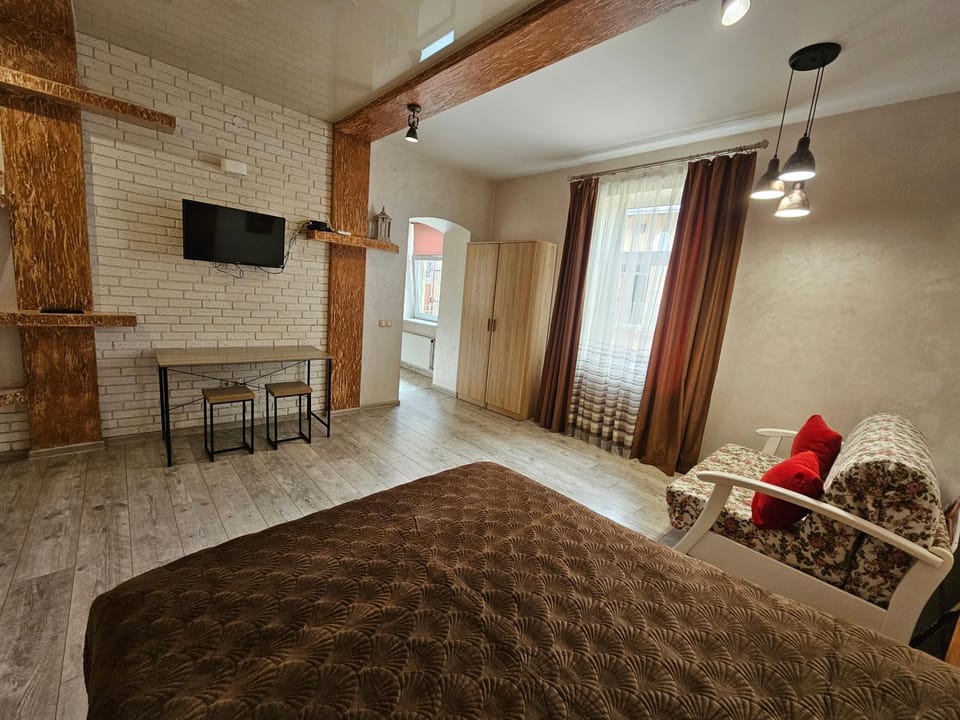 Bed, TV and multimedia, Living room, Photo of the whole room, Seating area, Bedroom