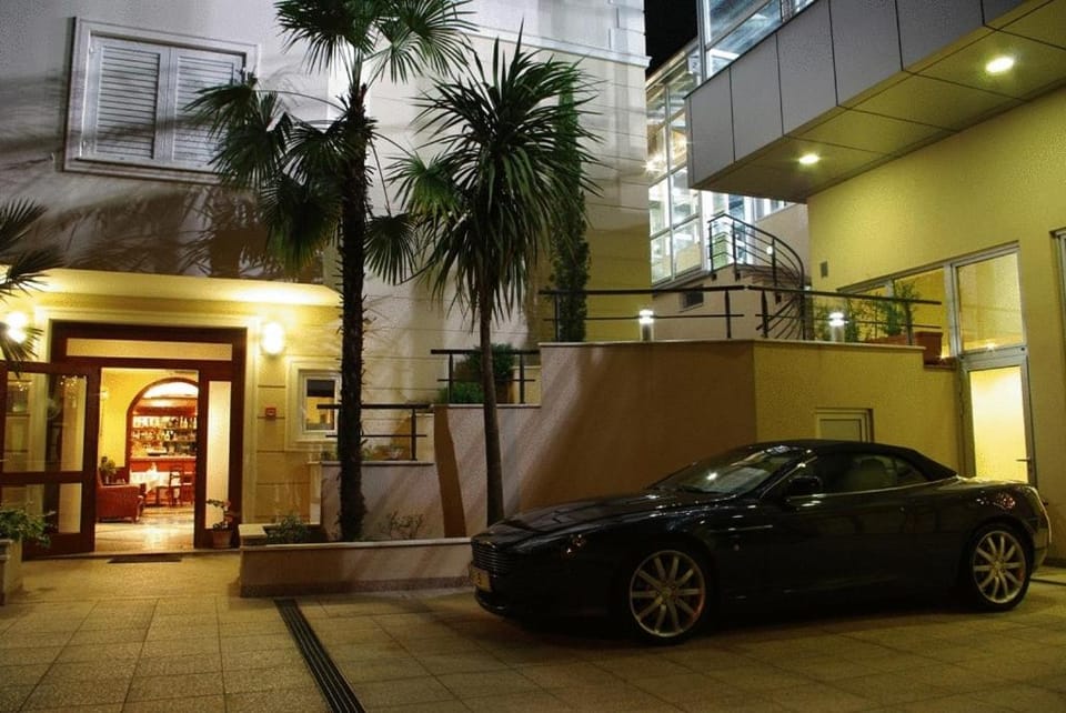 Facade/entrance