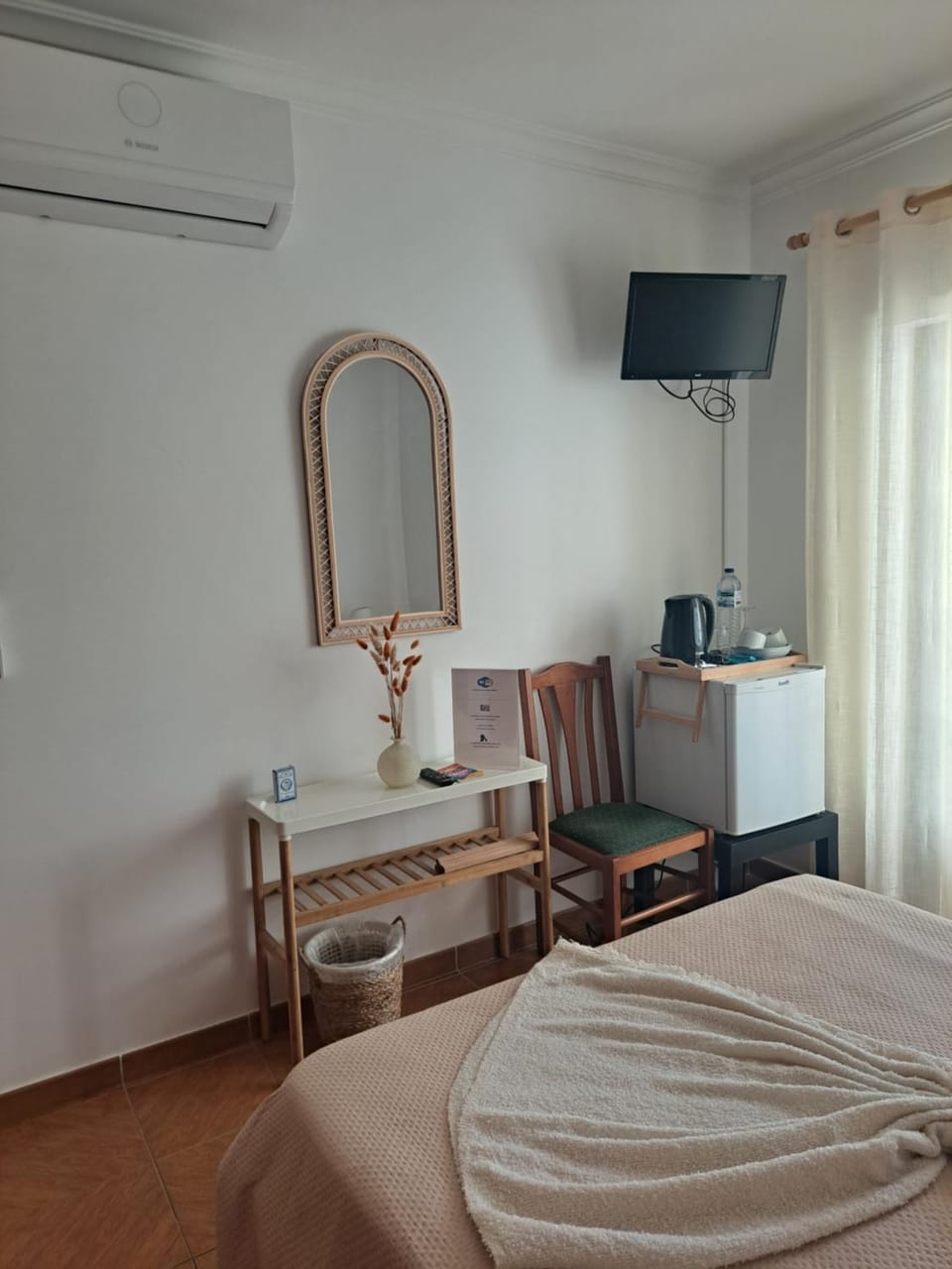 Bed, TV and multimedia, Photo of the whole room, Bedroom, towels, air conditioner
