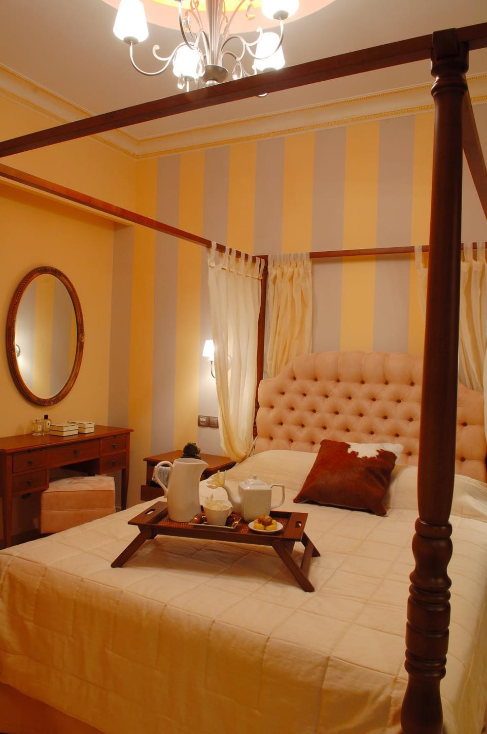 Bed, Other, Photo of the whole room, Decorative detail, Bedroom