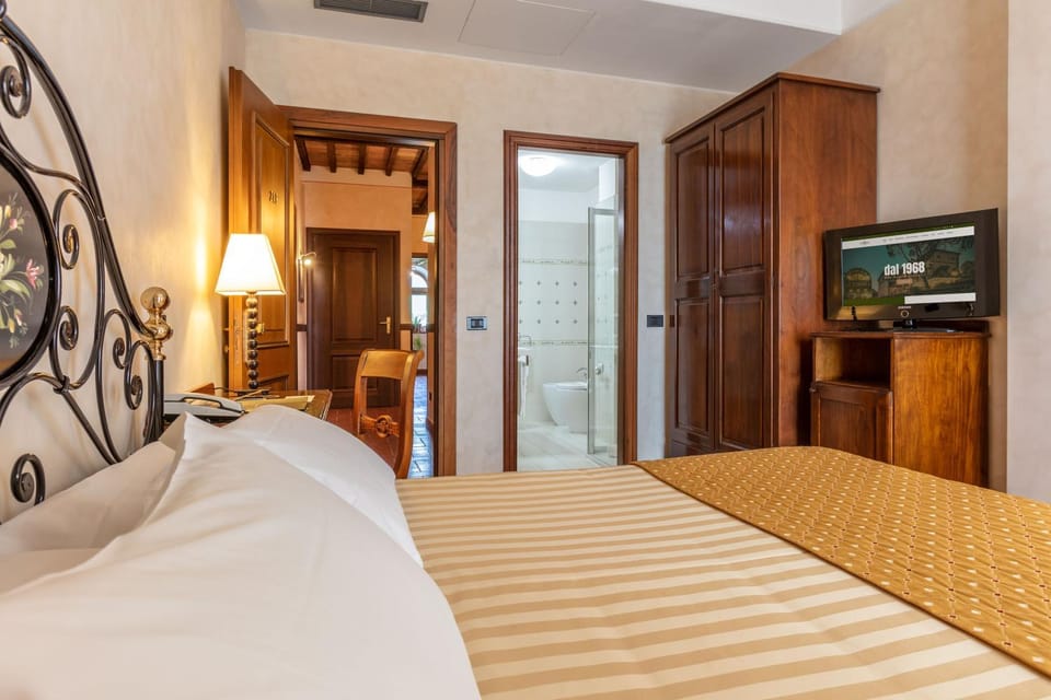 Spring, Bed, Day, Bathroom, Photo of the whole room, Bedroom, On site