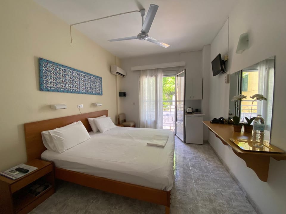 Bed, TV and multimedia, Photo of the whole room, Bedroom, air conditioner