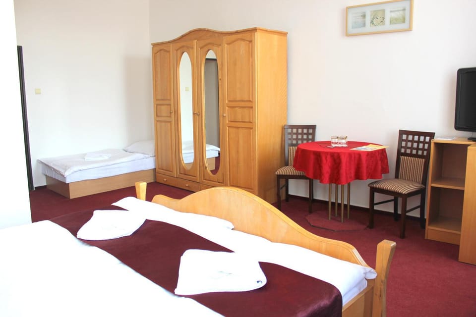 Bed, Seating area, Bedroom