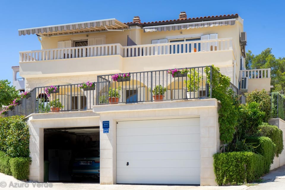 Facade/entrance, Street view, Certificate/Award, Parking