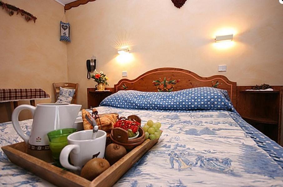 Bed, Food and drinks, Breakfast