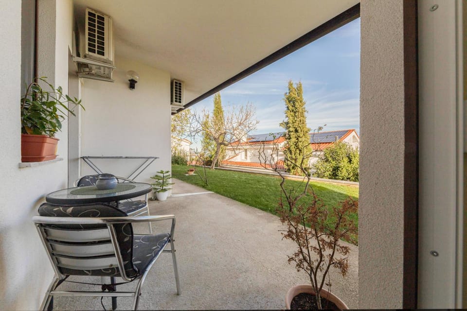 Property building, Patio, Day, Garden, Garden view