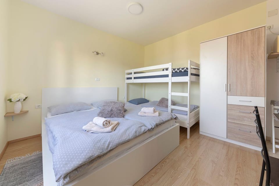 Bed, Photo of the whole room, Bedroom, bunk bed, towels