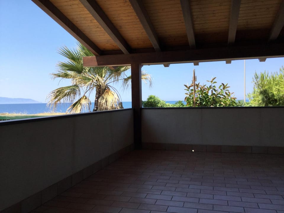 Property building, View (from property/room), Balcony/Terrace, Photo of the whole room, Garden view, Sea view, Sea view