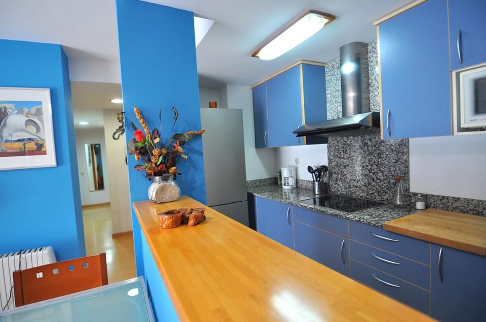 Kitchen or kitchenette, minibar, stove