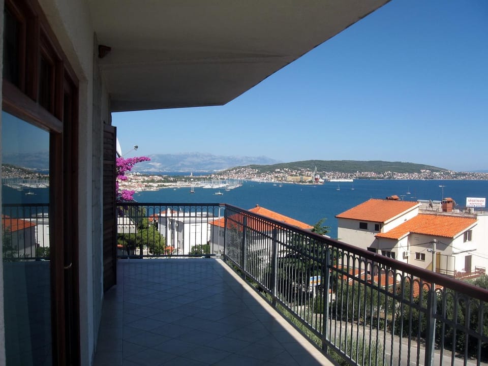 Property building, Day, Natural landscape, View (from property/room), Balcony/Terrace, City view, Sea view