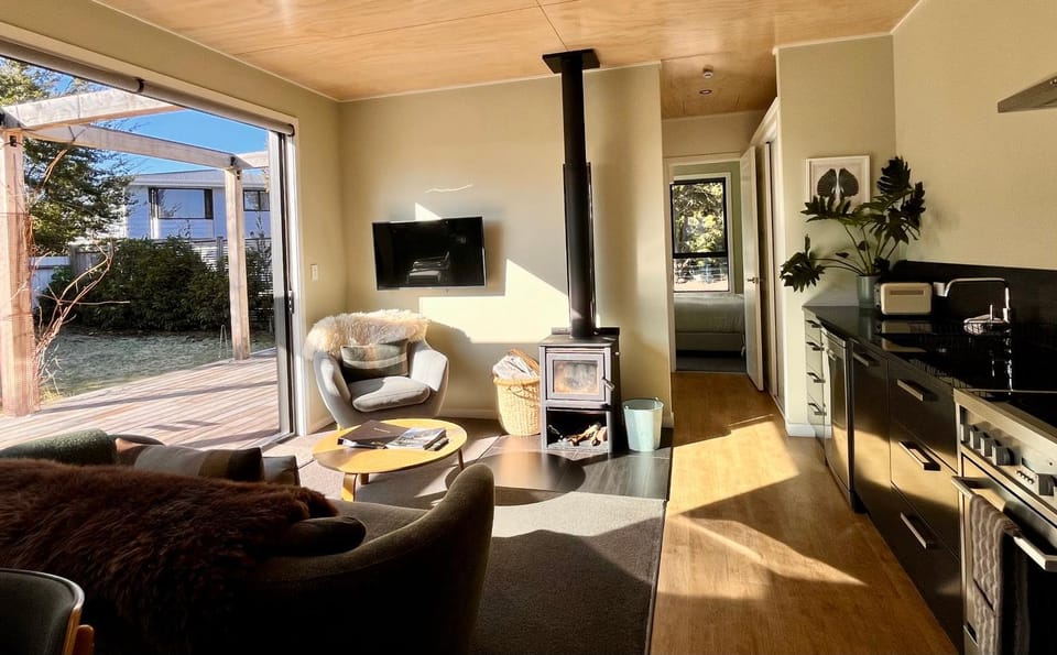 Patio, TV and multimedia, Living room, Seating area, fireplace, kitchen