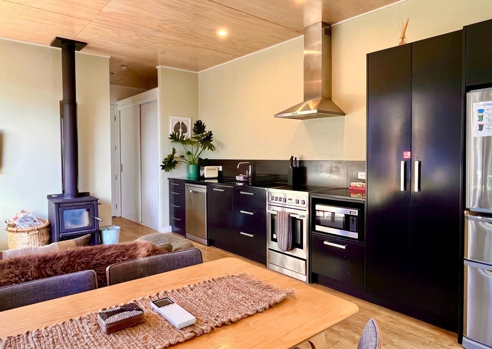 Property building, Seating area, Dining area, dishwasher, fireplace, microwave, oven, stove, kitchen