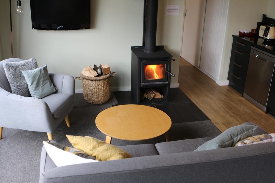 TV and multimedia, Living room, Seating area, fireplace, flat iron
