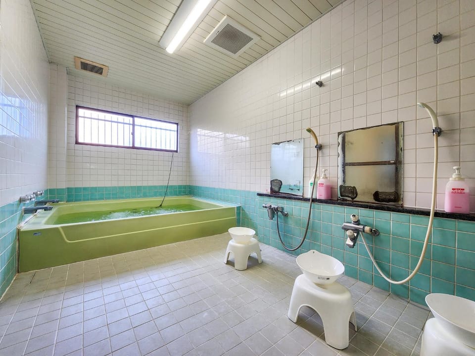 Shower, Hot Tub, Bathroom, Bath, Internal: Not applicable to any particular room