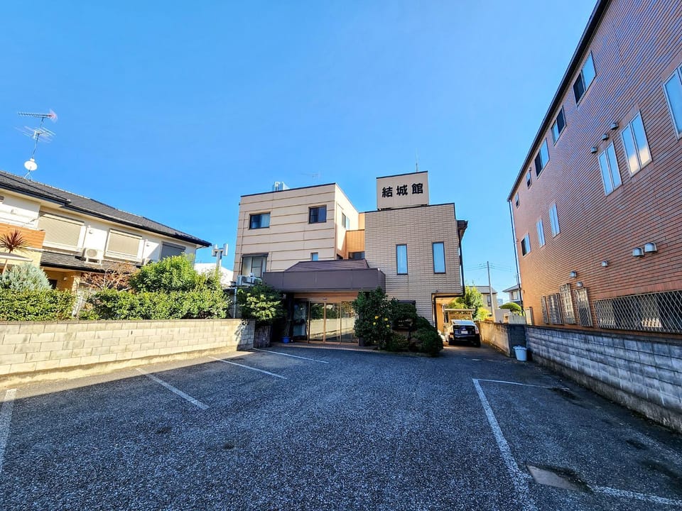 Property building, Facade/entrance, Day