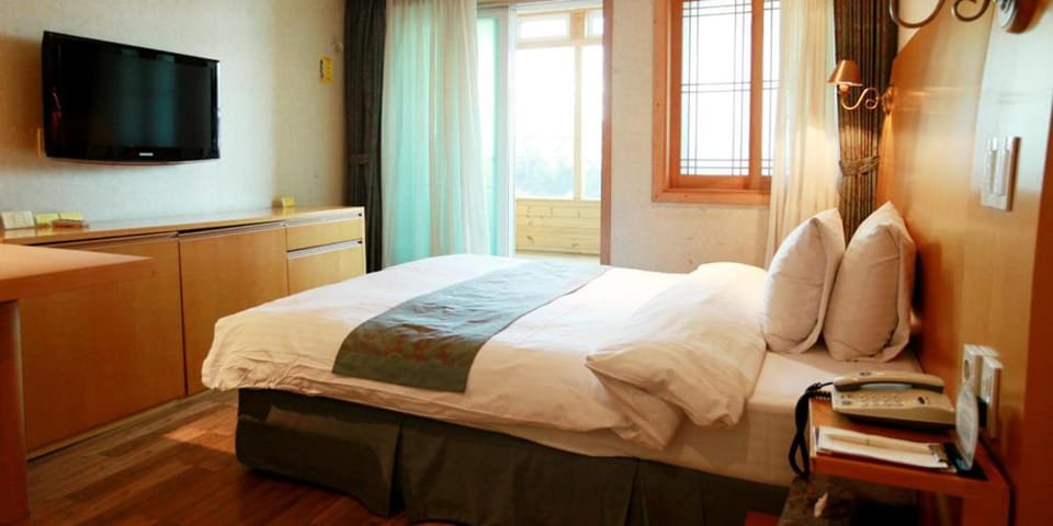 TV and multimedia, Other, Decorative detail, Bedroom