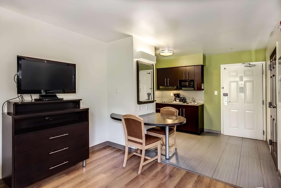 TV and multimedia, Kitchen or kitchenette, Seating area