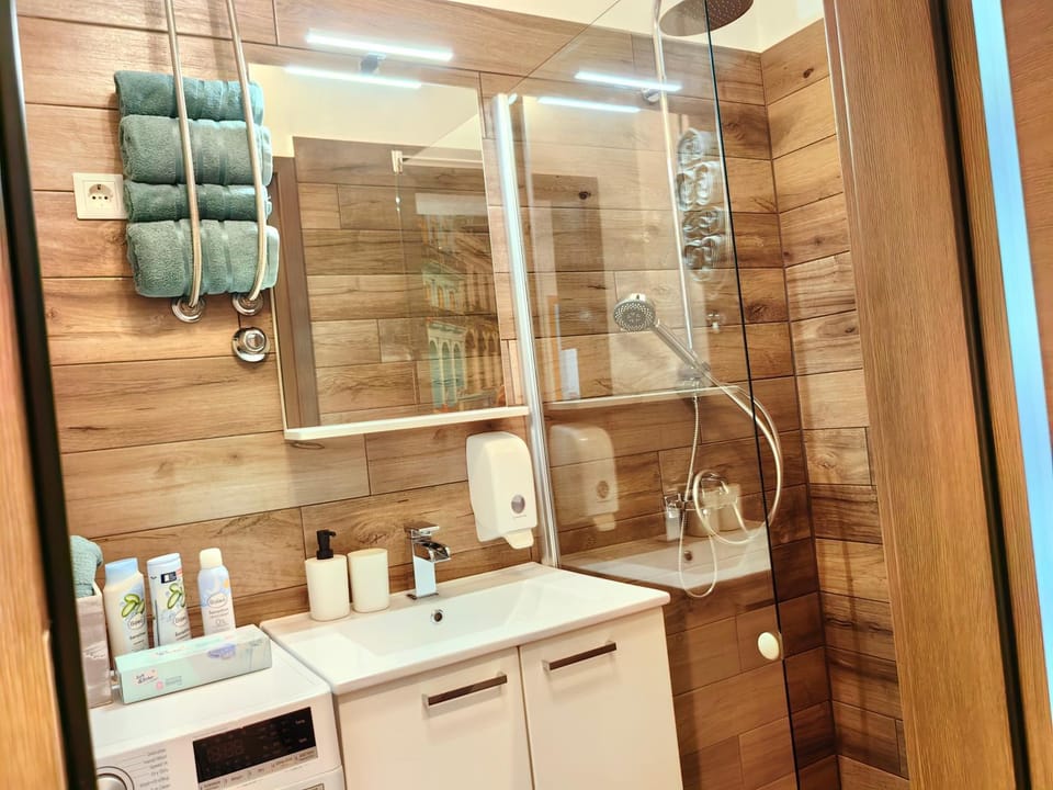 Shower, Bathroom, towels
