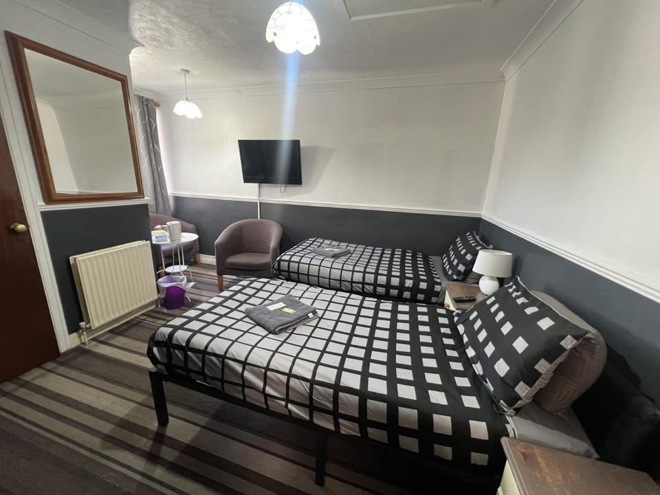 Bed, TV and multimedia, Photo of the whole room, Bedroom