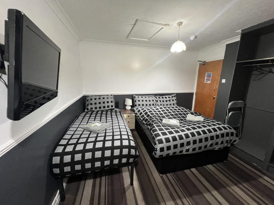 Bed, TV and multimedia, Photo of the whole room, Bedroom