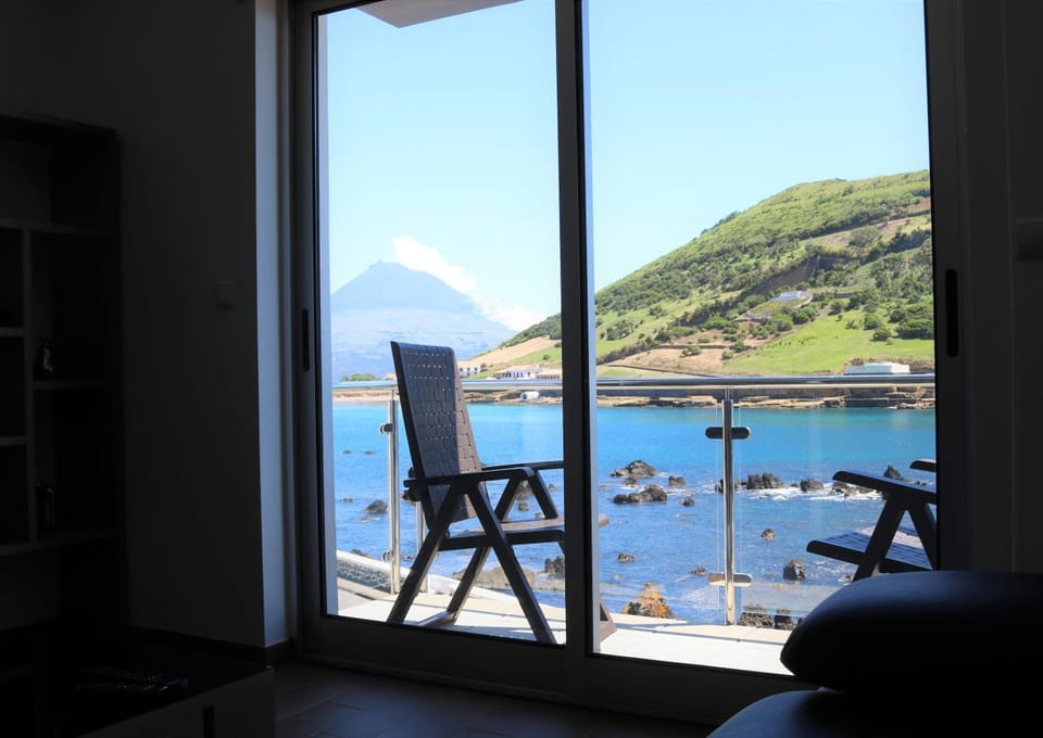 Communal lounge/ TV room, Sea view