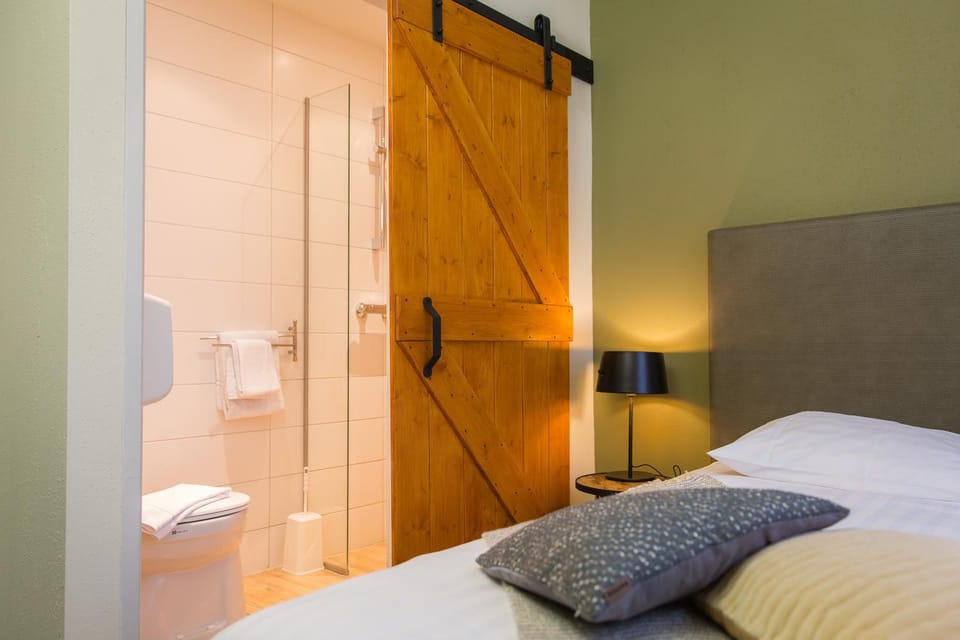 Bed, Area and facilities